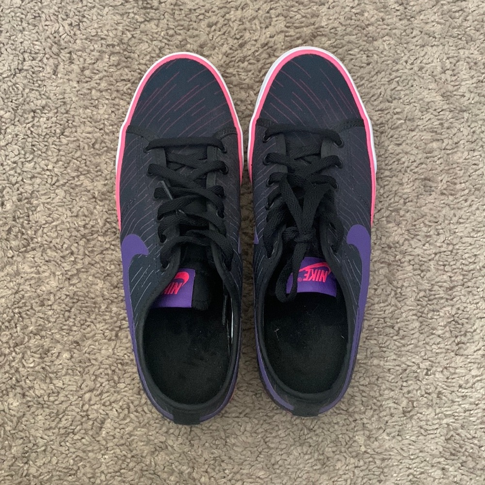 NWOT Nike women shoes size 7